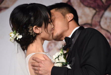 张杰谢娜结婚接吻图片